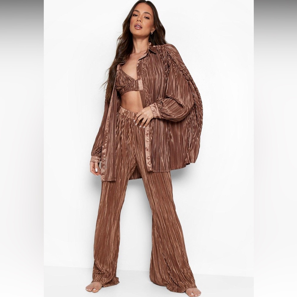 Boohoo plisse wide leg trouser size 10 NWT gold